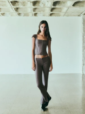 Bershka Spodnie O Kroju Slim Z Niskim Stanem Kobieta Brązowy