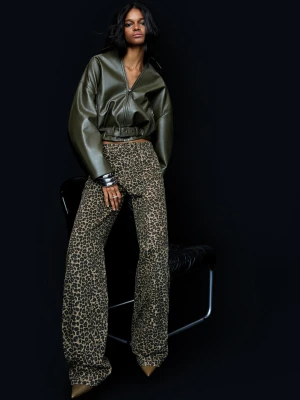 Bershka Spodnie O Kroju Straight Z Ćwiekami I Zwierzęcym Nadrukiem Kobieta Brązowy