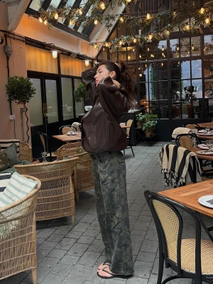 Bershka Spodnie O Kroju Straight Z Nadrukiem Kobieta Khaki