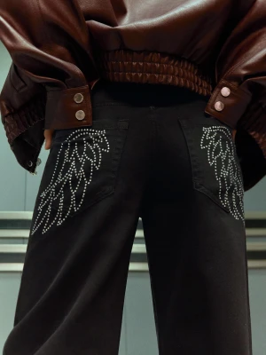 Bershka Spodnie O Kroju Straight Z Niskim Stanem I Strass Kobieta Czarny