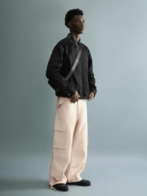 Bershka Spodnie O Kroju Super Baggy Cargo Mężczyzna Piaskowy