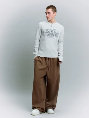 Bershka Spodnie O Kroju Super Baggy Mężczyzna Brązowy
