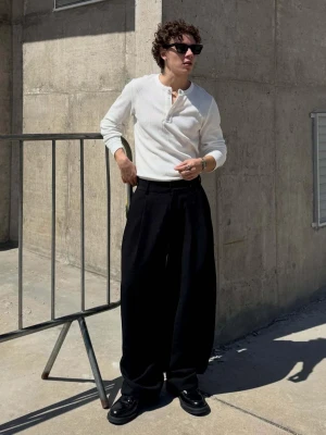 Bershka Spodnie O Kroju Super Baggy Tailoring Mężczyzna Czarny