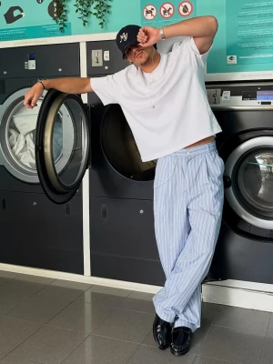 Bershka Spodnie O Kroju Super Baggy W Paski Mężczyzna Niebieski