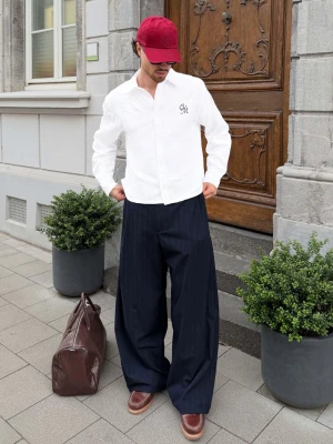 Bershka Spodnie O Kroju Super Baggy W Prążki Z Zakładkami Mężczyzna Granatowy