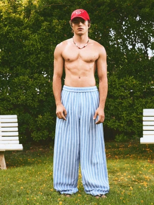 Bershka Spodnie O Kroju Super Baggy W Stylu Piżamowym Mężczyzna Jasnoniebieski