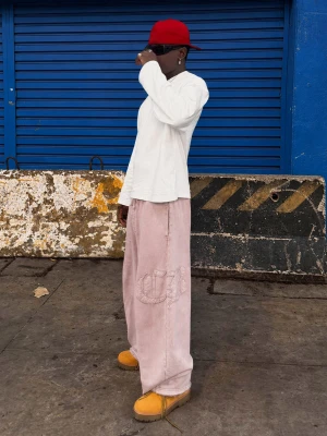 Bershka Spodnie O Kroju Super Baggy Pranie Mężczyzna Różowy