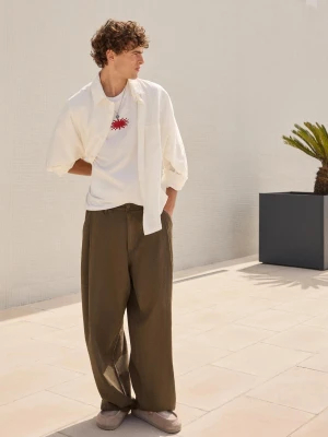 Bershka Spodnie O Kroju Super Baggy Z Lnem Mężczyzna Brązowy