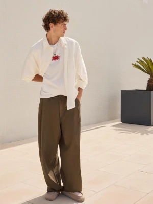 Bershka Spodnie O Kroju Super Baggy Z Lnem Mężczyzna Brązowy