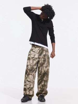 Bershka Spodnie O Kroju Super Baggy Z Nadrukiem Mężczyzna Brązowy