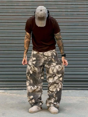 Bershka Spodnie O Kroju Super Baggy Z Nadrukiem Mężczyzna Brązowy