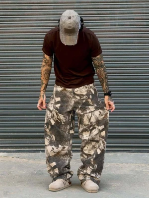 Bershka Spodnie O Kroju Super Baggy Z Nadrukiem Mężczyzna Brązowy
