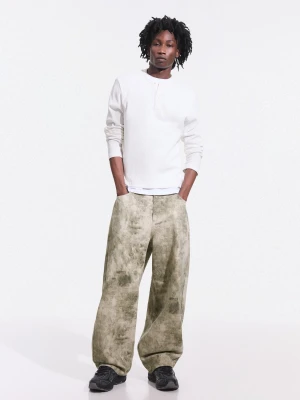 Bershka Spodnie O Kroju Super Baggy Z Nadrukiem Mężczyzna Zielony