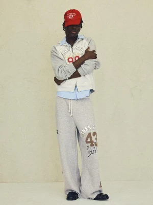 Bershka Spodnie O Kroju Super Baggy Z Naszywkami Mężczyzna Szary