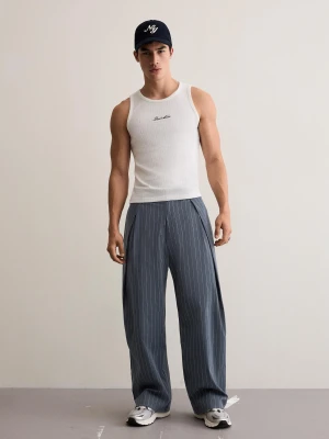Bershka Spodnie O Kroju Super Baggy Z Podwójnymi Zakładkami Mężczyzna Granatowy