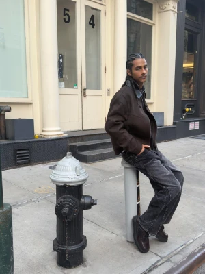 Bershka Spodnie O Kroju Super Baggy Z Sztruksu Mężczyzna Ciemnoszary