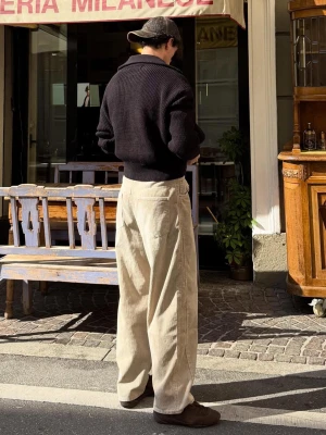 Bershka Spodnie O Kroju Super Baggy Z Sztruksu Mężczyzna Piaskowy