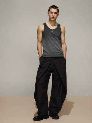 Bershka Spodnie O Kroju Super Baggy Z Zakładkami Mężczyzna Czarny