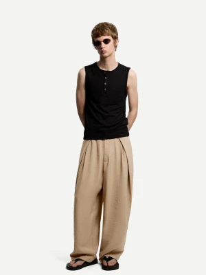 Bershka Spodnie O Kroju Super Baggy Z Zakładkami Mężczyzna Piaskowy