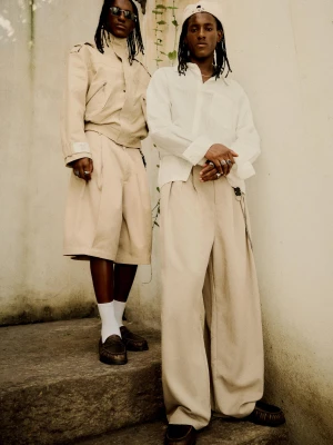 Bershka Spodnie O Kroju Super Baggy Z Zakładkami Mężczyzna Piaskowy