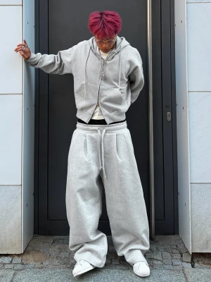 Bershka Spodnie O Kroju Super Baggy Z Zakładkami Mężczyzna Szary