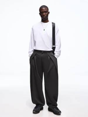 Bershka Spodnie O Kroju Super Baggy Z Zakładkami Tailoring Mężczyzna Ciemnoszary