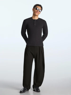 Bershka Spodnie O Kroju Super Baggy Z Zakładkami Tailoring Mężczyzna Czarny