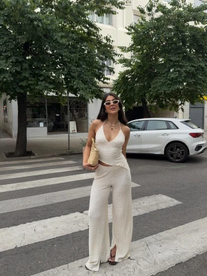 Bershka Spodnie O Kroju Wide Leg Kobieta Kremowy