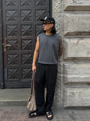 Bershka Spodnie O Kroju Wide Leg Z Krepy Mężczyzna Czarny