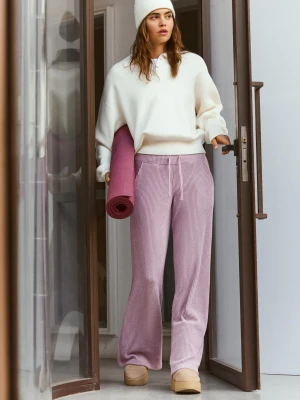 Bershka Spodnie Soft Z Szerokimi Nogawkami Kobieta Fioletowy