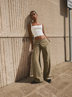 Bershka Spodnie Strukturalne Z Podwiniętym Pasem Kobieta Khaki