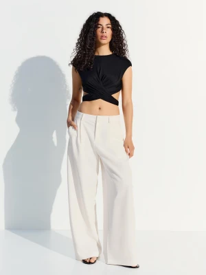 Bershka Spodnie Szerokie Z Dwuwarstwowej Tkaniny Kobieta Kremowy
