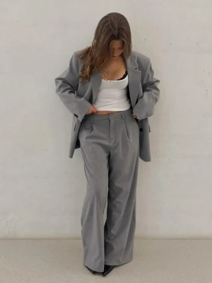 Bershka Spodnie Szerokie Z Dwuwarstwowej Tkaniny Kobieta Szary