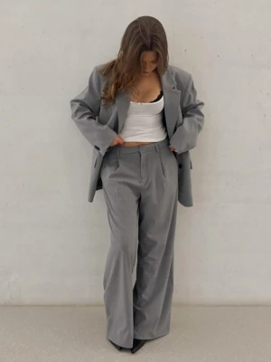 Bershka Spodnie Szerokie Z Dwuwarstwowej Tkaniny Kobieta Szary