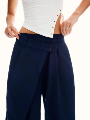 Bershka Spodnie Tailoring Z Krzyżowanym Pasem Kobieta Granatowy