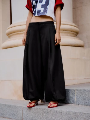 Bershka Spodnie Typu Bloomer Kobieta Czarny