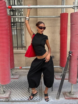 Bershka Spodnie Typu Capri Kobieta Czarny