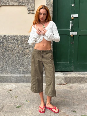 Bershka Spodnie Typu Capri Kobieta Khaki