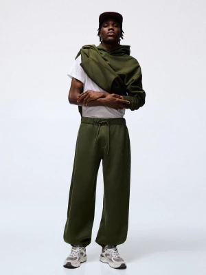 Bershka Spodnie Typu Jogger Mężczyzna Zielony