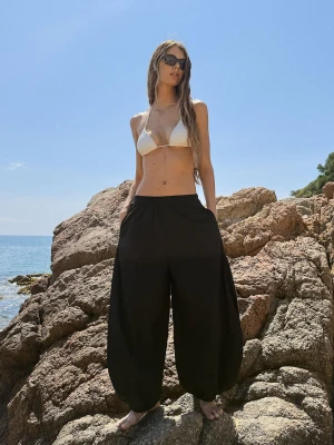 Zdjęcie produktu Bershka Spodnie Typu Szarawary Z Gumką W Pasie Kobieta Czarny