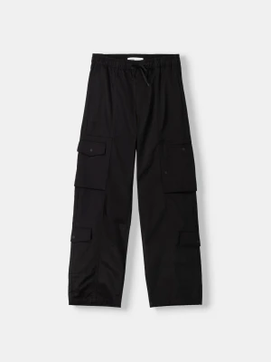 Bershka Spodnie Wide Leg Typu Multi-Cargo Mężczyzna Czarny
