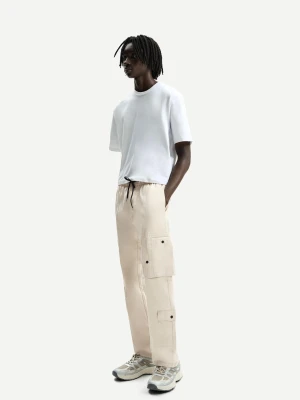 Bershka Spodnie Wide Leg Typu Multi-Cargo Mężczyzna Piaskowy