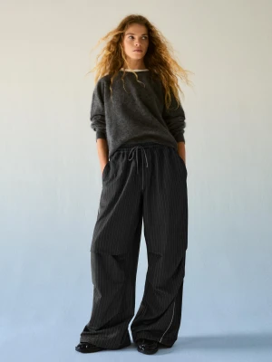 Bershka Spodnie Wide Leg Typu Parachute W Pasek Diplomática Kobieta Ciemnoszary