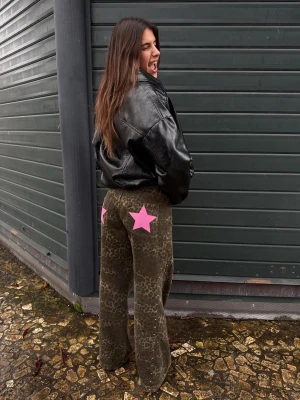 Bershka Spodnie Z Diagonalu O Kroju Straight Kobieta Brązowy