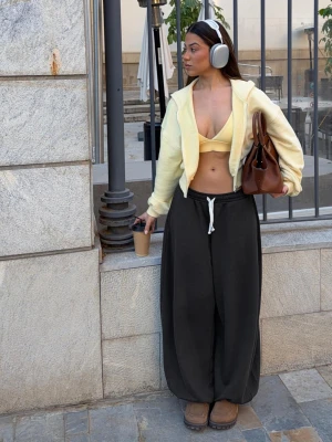 Bershka Spodnie Z Dzianiny Dresowej O Kroju Balloon Kobieta Ciemnoszary