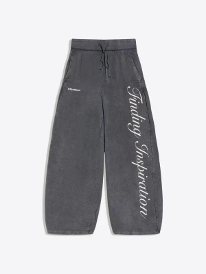 Bershka Spodnie Z Dzianiny Dresowej O Kroju Barrel Z Nadrukiem Kobieta Ciemnoszary