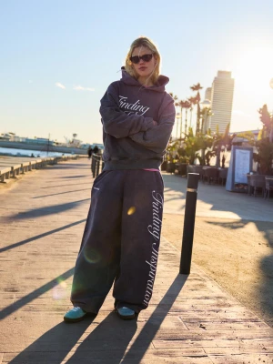 Bershka Spodnie Z Dzianiny Dresowej O Kroju Barrel Z Nadrukiem Kobieta Ciemnoszary