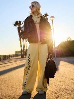 Bershka Spodnie Z Dzianiny Dresowej O Kroju Barrel Z Nadrukiem Kobieta Żółty