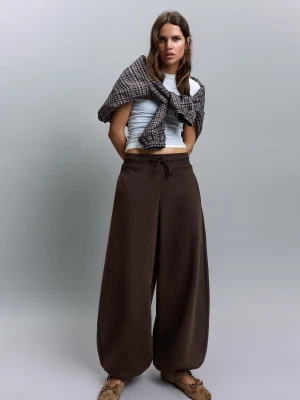 Bershka Spodnie Z Dzianiny Dresowej O Kroju Barrel Ze Stoperami Kobieta Brązowy