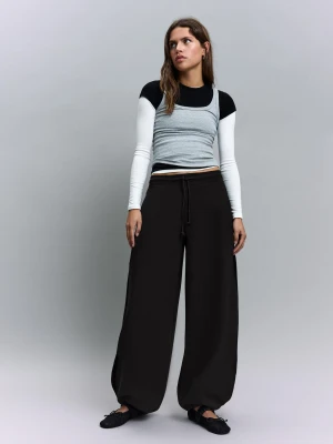 Bershka Spodnie Z Dzianiny Dresowej O Kroju Barrel Ze Stoperami Kobieta Czarny